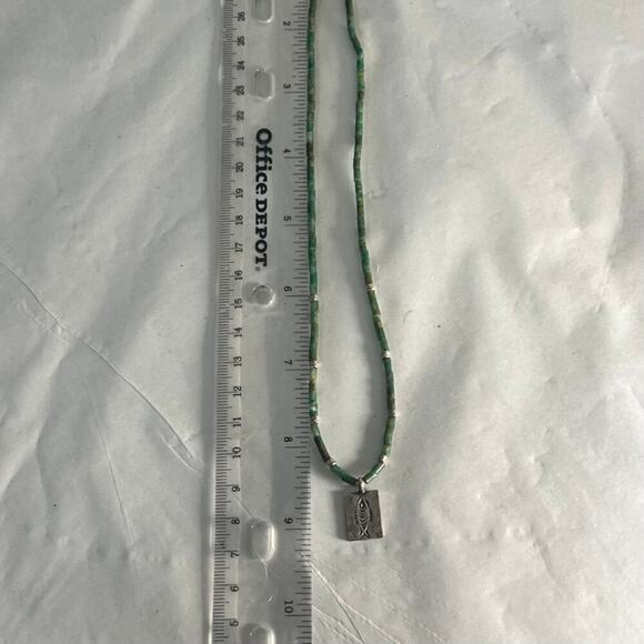 Green beaded necklace silver square fish pendant - Picture 2 of 5